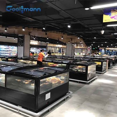 開いたスーパーマーケットの島のフリーザーの自動霜を取り除く横の表示